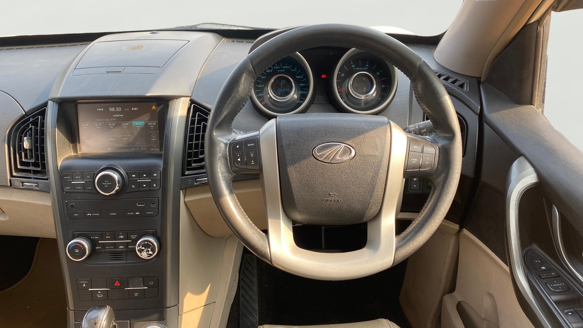 View 2017 Mahindra XUV500 W10 1.99-Litre AT Image 14 Used 2017 Mahindra XUV500 W10 1.99-Litre AT Image 14