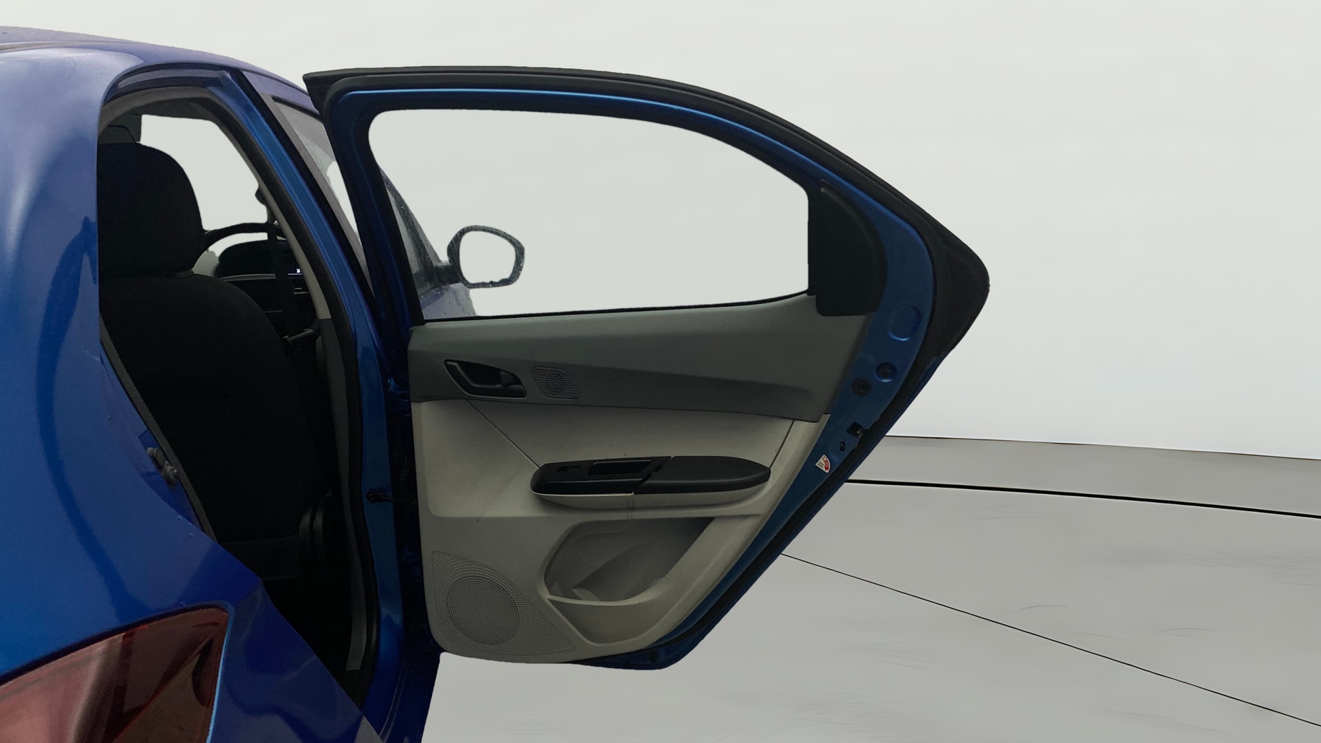 View 2025 Tata Tiago Revotorq XB Image 7 Used 2025 Tata Tiago Revotorq XB Image 7