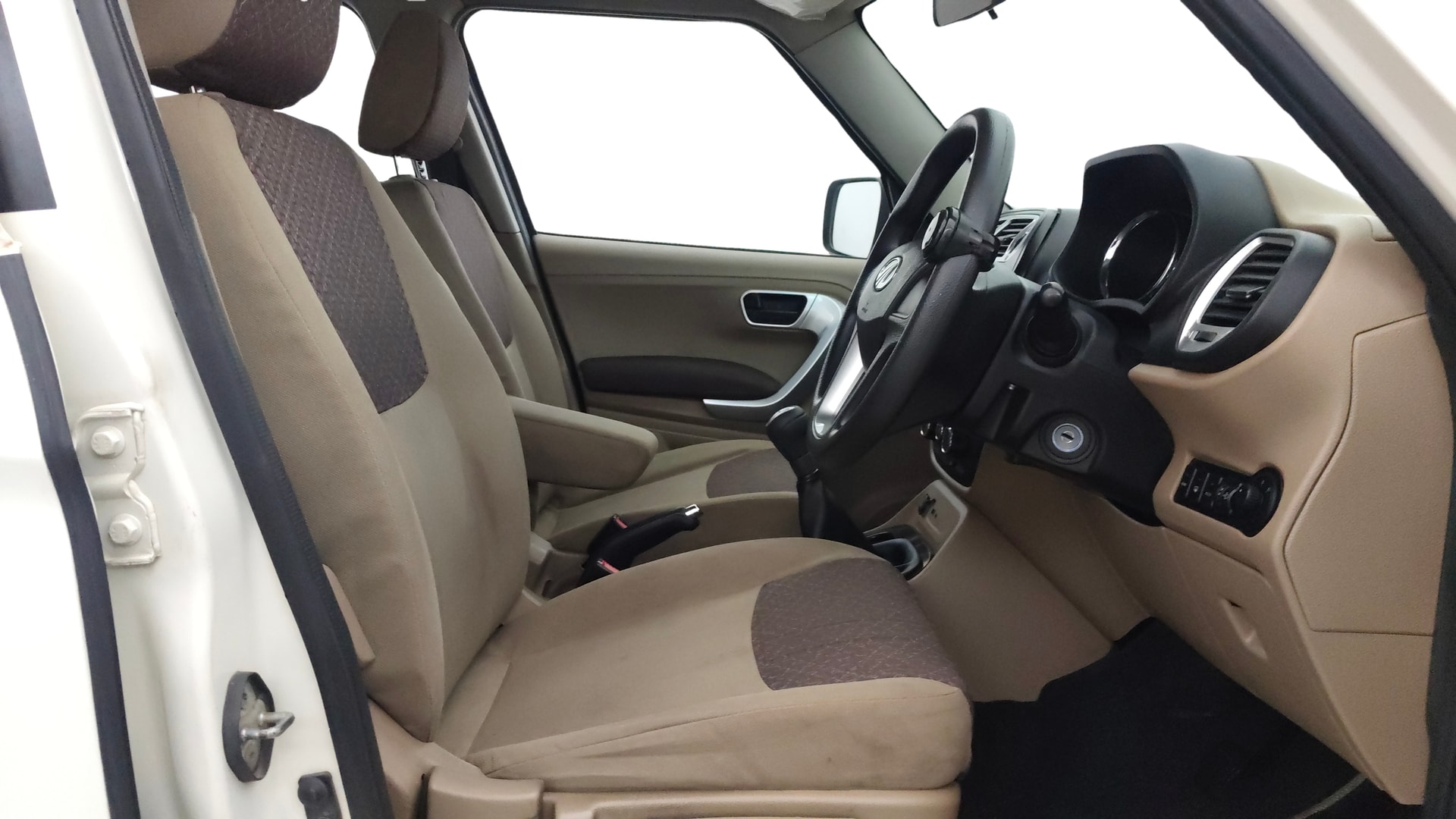 View 2016 Mahindra TUV300 T8 Image 27 Used 2016 Mahindra TUV300 T8 Image 27