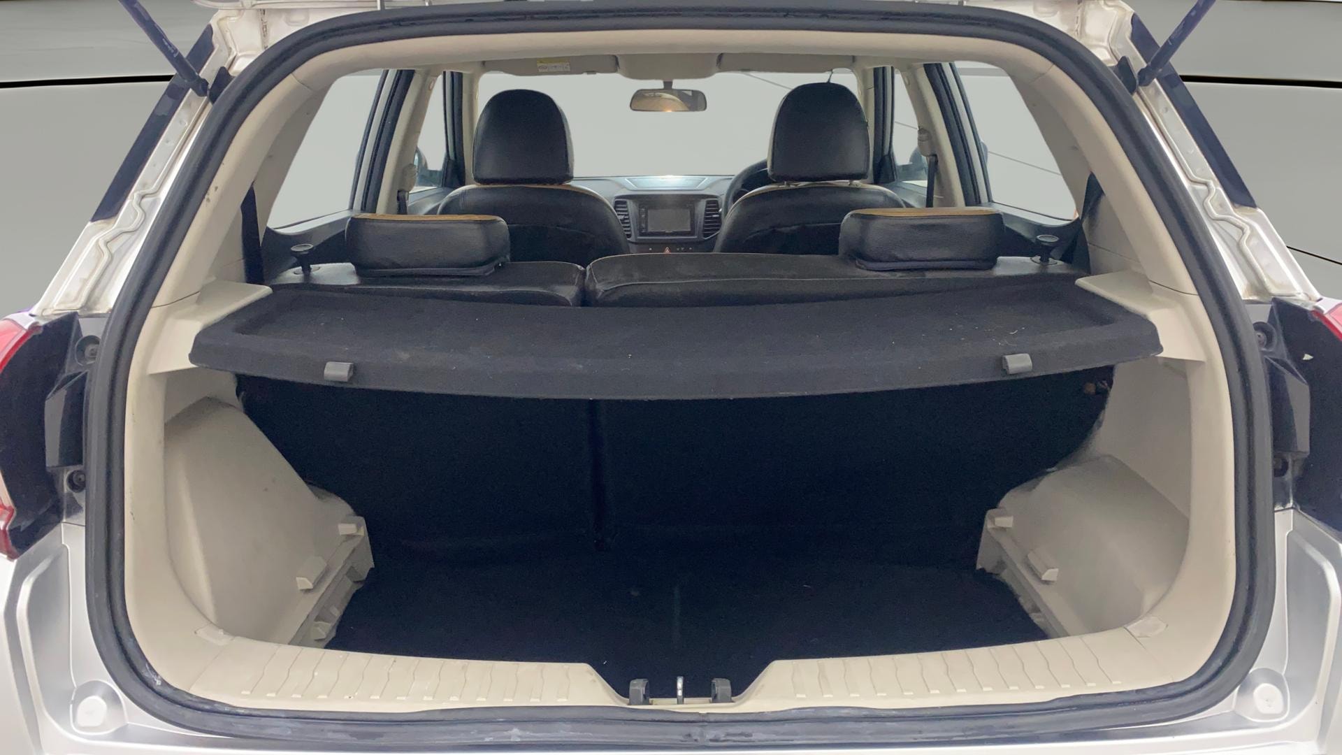 View 2019 Mahindra XUV300 W4 Petrol BS IV Image 37 Used 2019 Mahindra XUV300 W4 Petrol BS IV Image 37