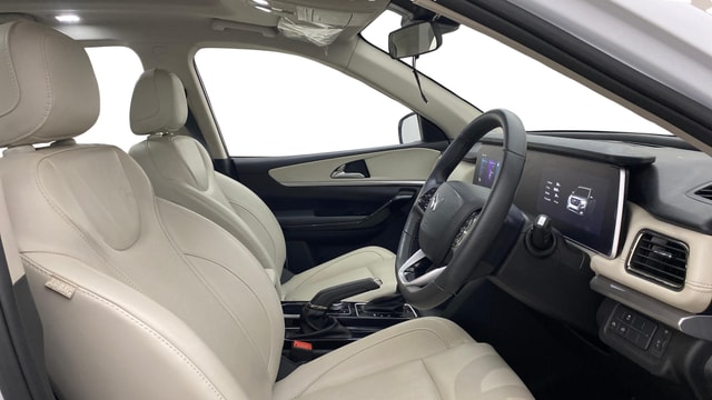 View Mahindra XUV700 Image 19 Used Mahindra XUV700 Image 19