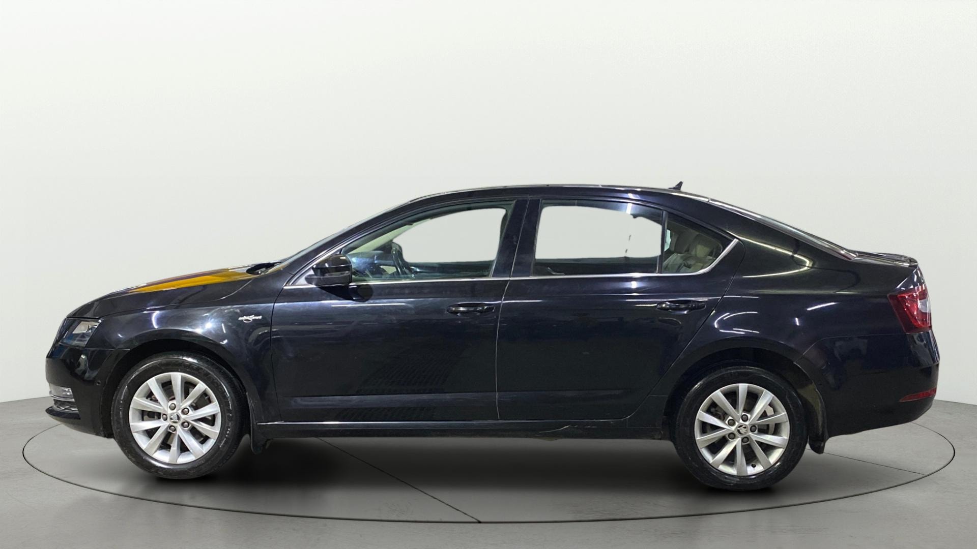 View 2019 Skoda Octavia 1.8 Style Plus TSI AT Image 5 Used 2019 Skoda Octavia 1.8 Style Plus TSI AT Image 5