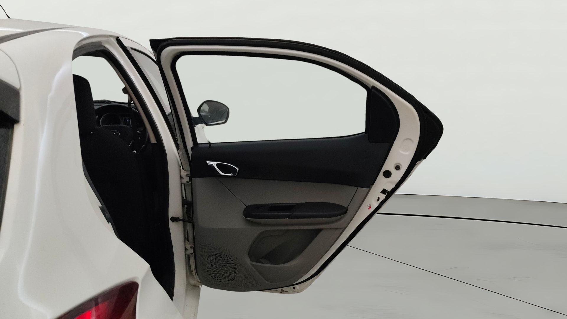 View 2017 Tata Tiago Revotorq XB Image 7 Used 2017 Tata Tiago Revotorq XB Image 7