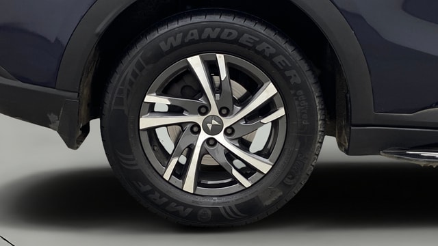 View Mahindra XUV700 Image 25 Used Mahindra XUV700 Image 25
