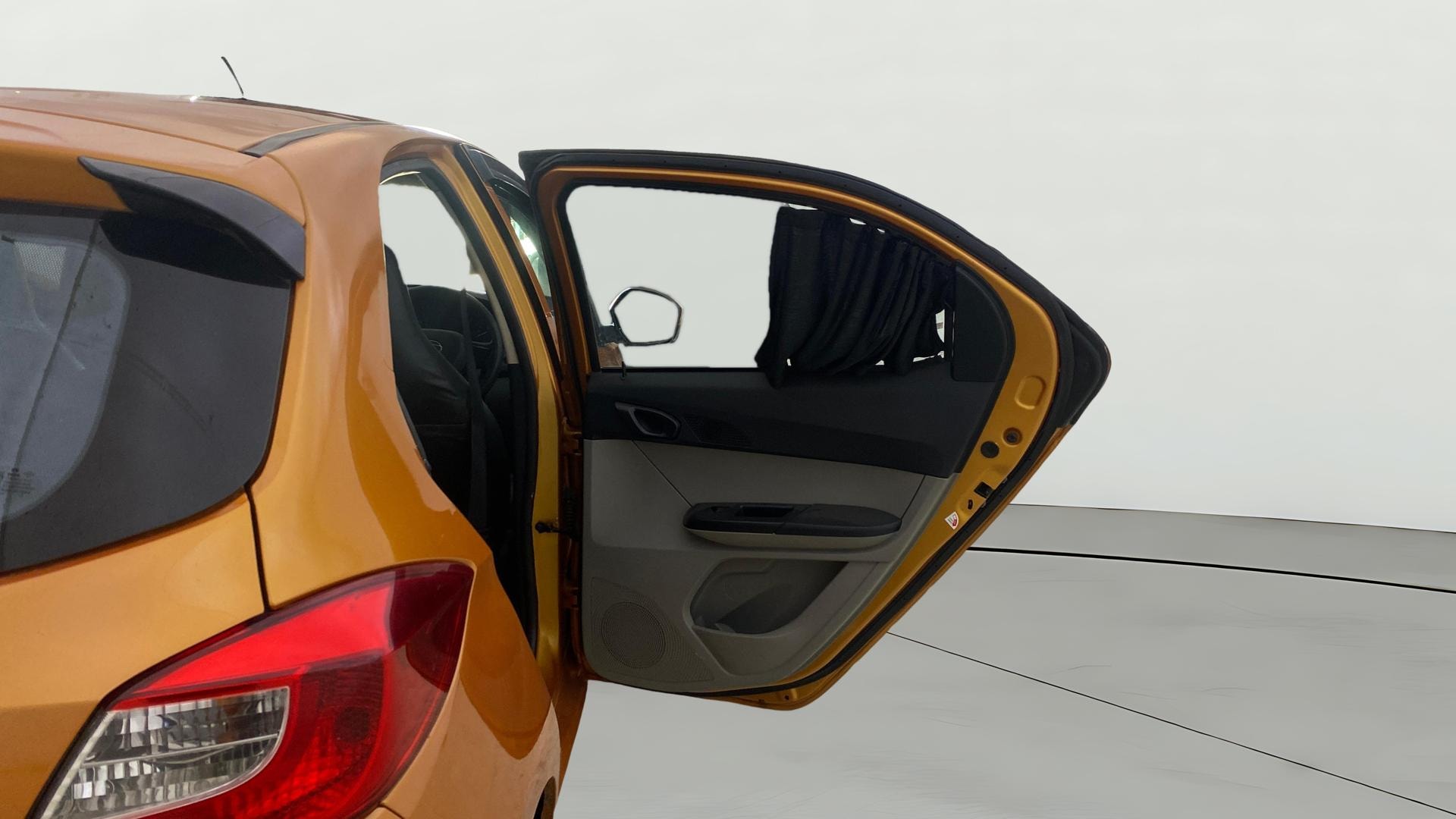 View 2018 Tata Tiago Revotorq XB Image 7 Used 2018 Tata Tiago Revotorq XB Image 7