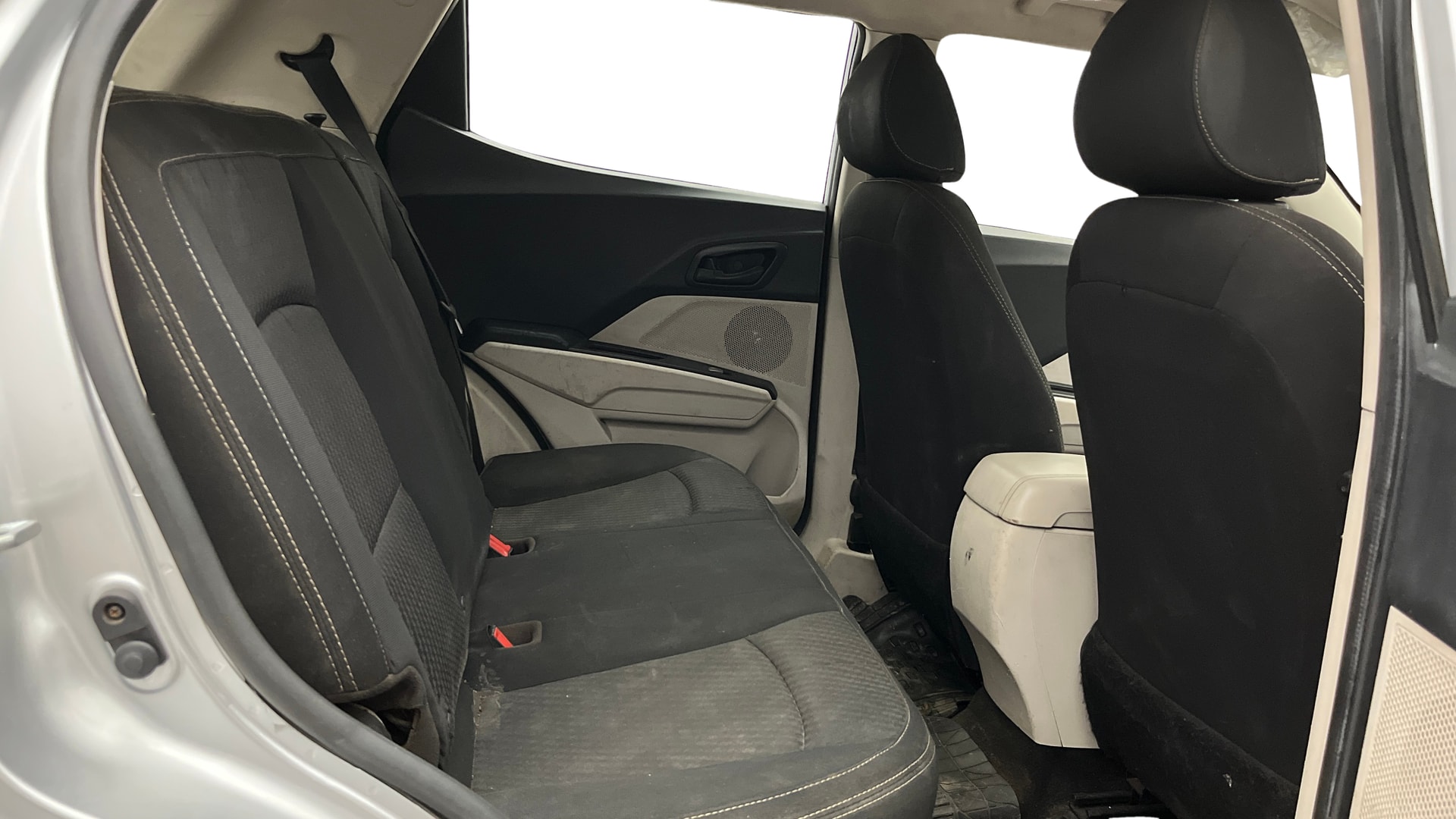 View 2021 Mahindra XUV300 W4 Petrol BS IV Image 34 Used 2021 Mahindra XUV300 W4 Petrol BS IV Image 34