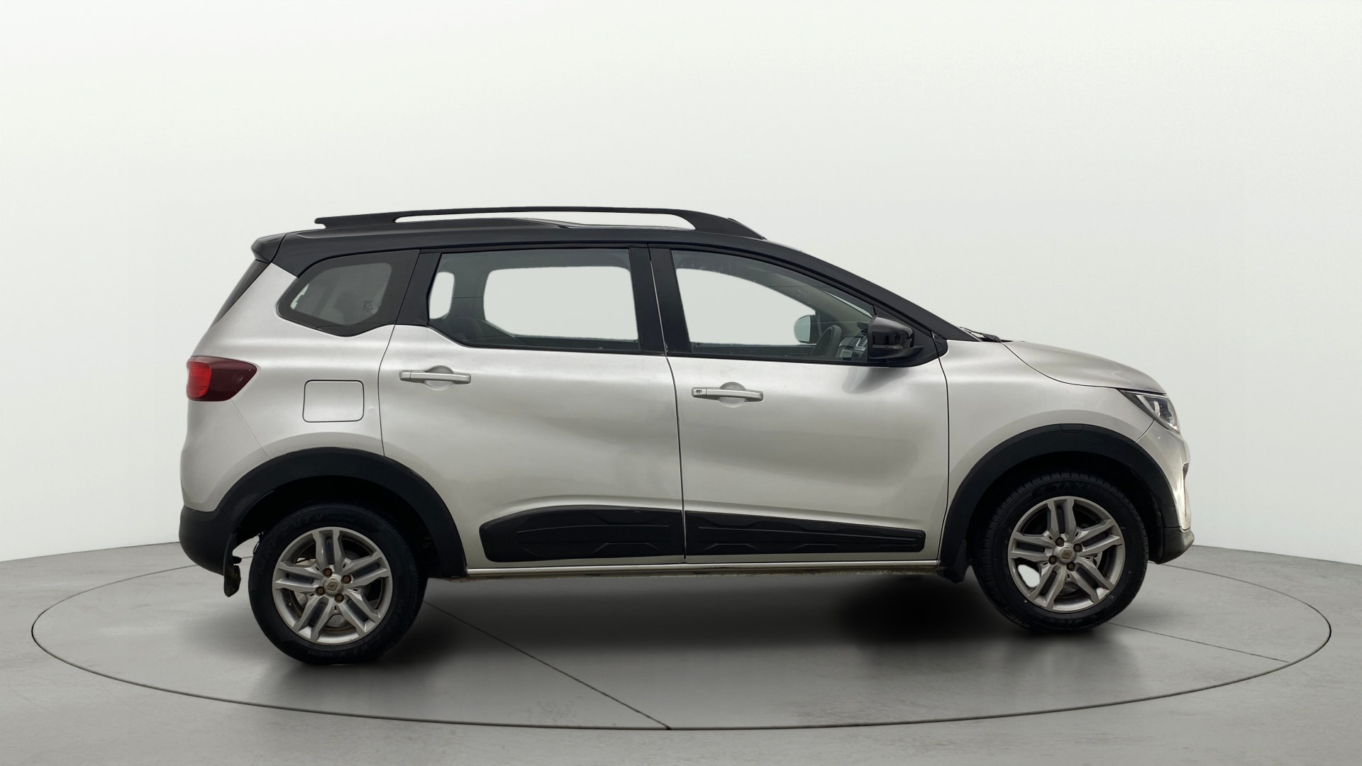 View 2022 Renault Triber RXZ Image 8 Used 2022 Renault Triber RXZ Image 8