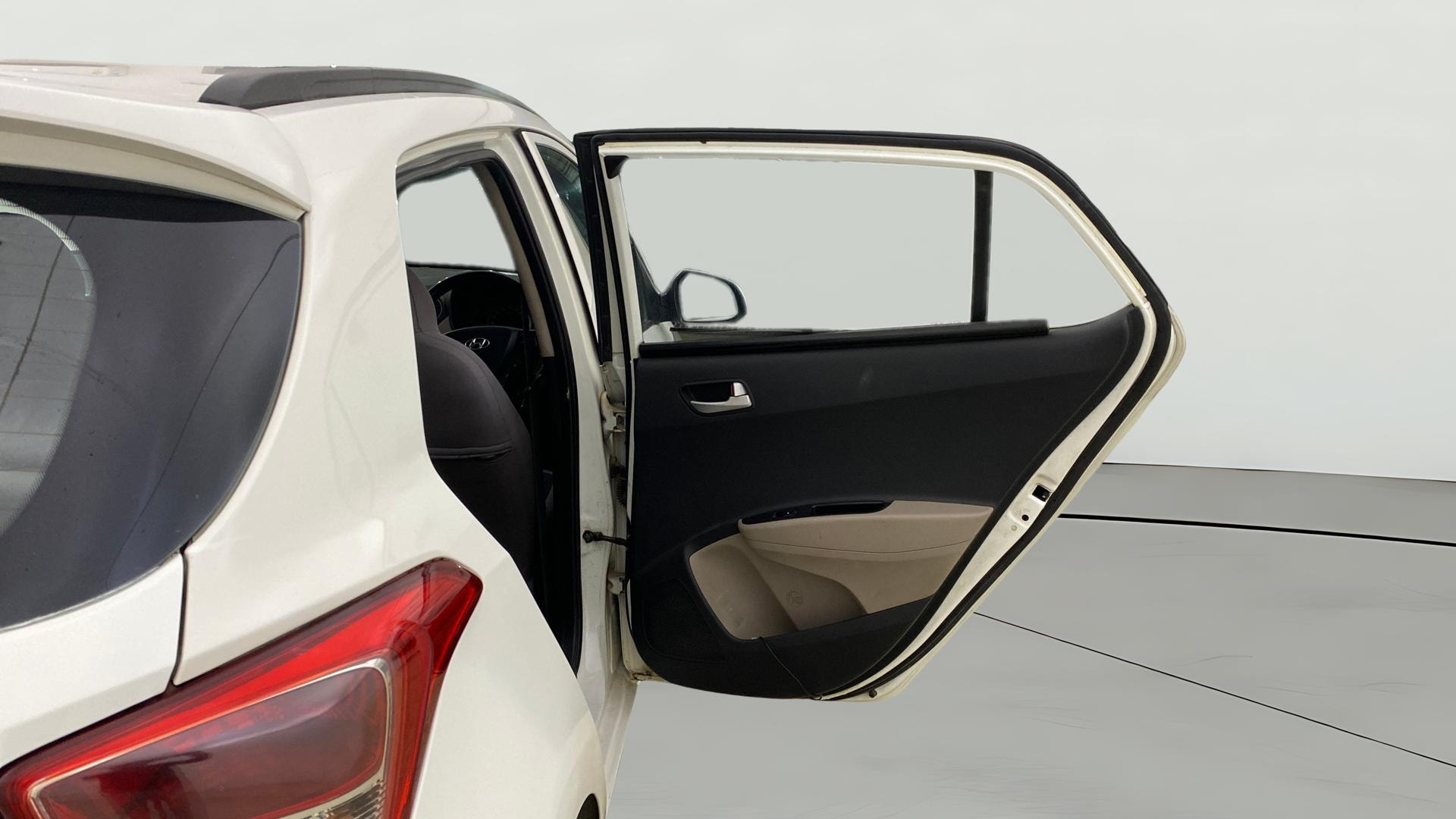 View 2015 Hyundai Grand i10 Asta AT 1.2 Kappa VTVT Image 7 Used 2015 Hyundai Grand i10 Asta AT 1.2 Kappa VTVT Image 7