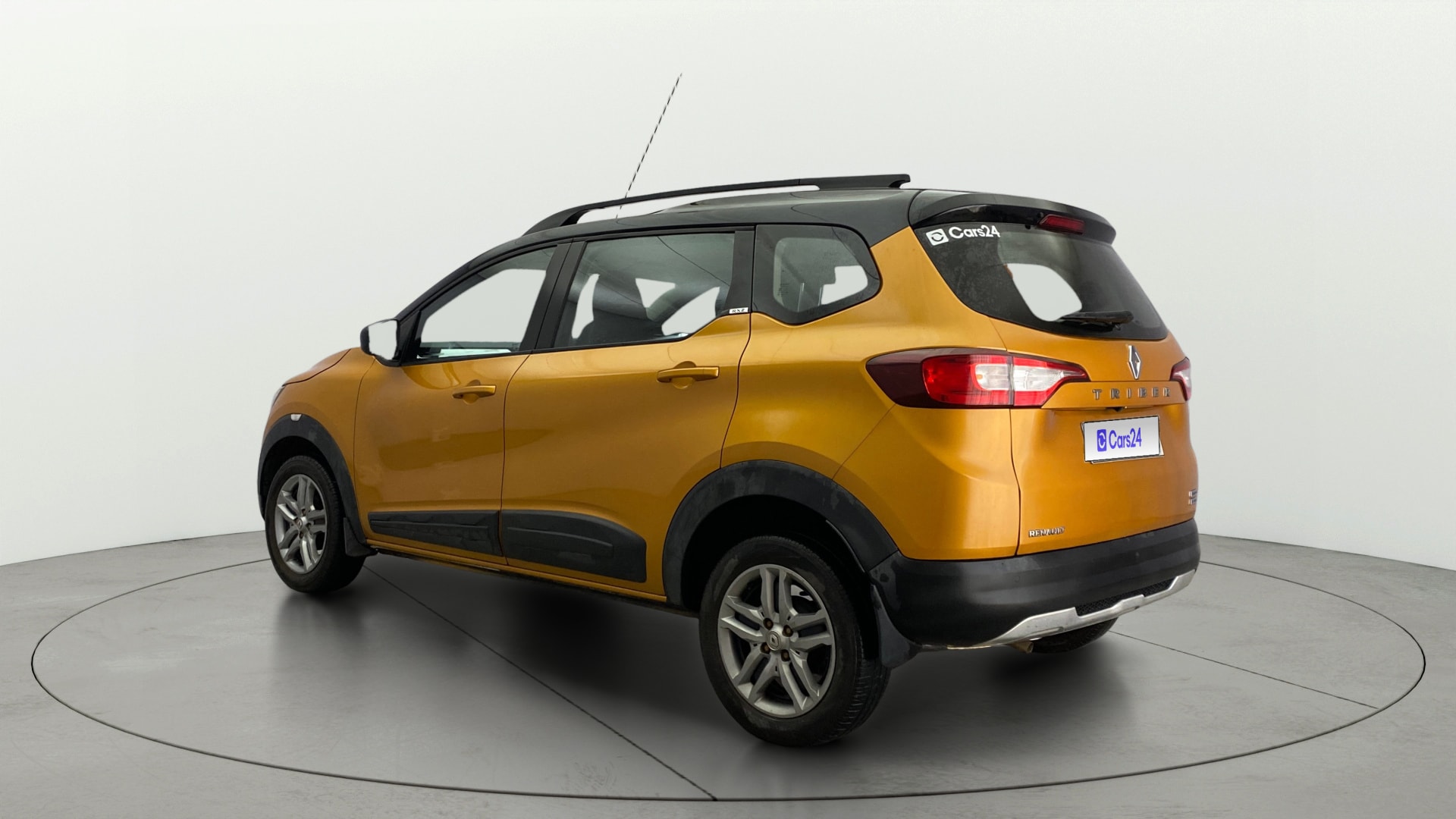 View 2021 Renault Triber RXZ AMT Image 2 Used 2021 Renault Triber RXZ AMT Image 2