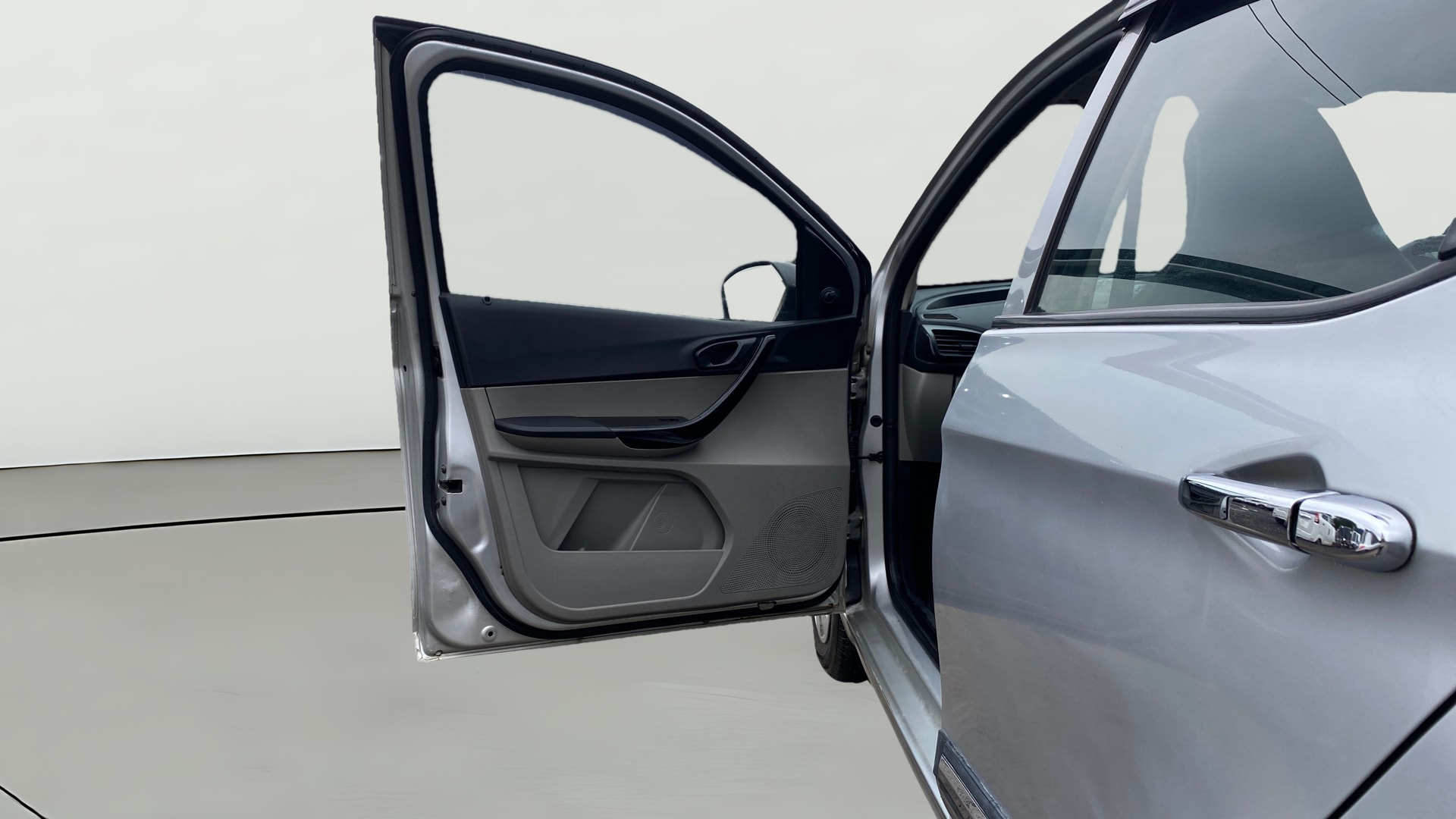 View 2019 Tata Tiago Revotorq XB Image 30 Used 2019 Tata Tiago Revotorq XB Image 30