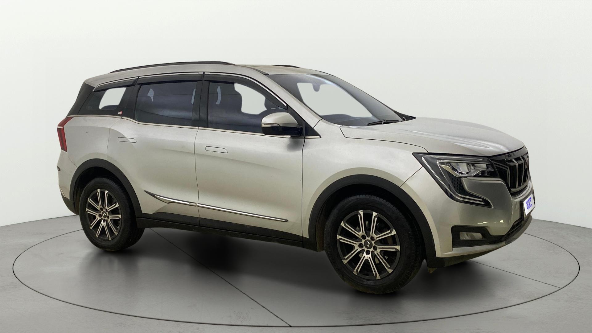 View 2022 Mahindra XUV700 MX Petrol 5 STR Image 15 Used 2022 Mahindra XUV700 MX Petrol 5 STR Image 15