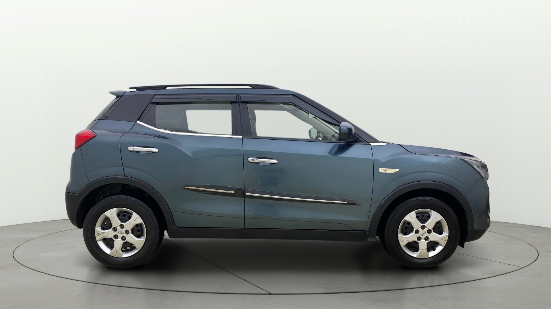 View 2022 Mahindra XUV300 W4 Petrol BS IV Image 8 Used 2022 Mahindra XUV300 W4 Petrol BS IV Image 8