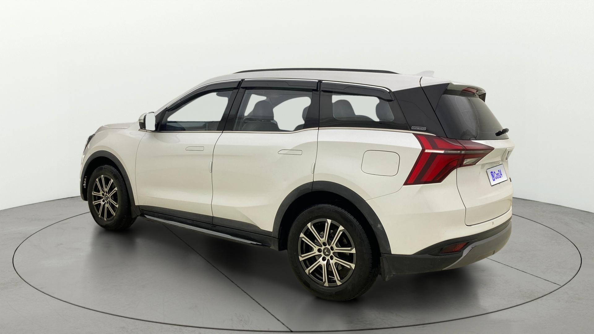 View 2023 Mahindra XUV700 MX Petrol 5 STR Image 2 Used 2023 Mahindra XUV700 MX Petrol 5 STR Image 2