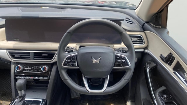 View Mahindra XUV700 Image 14 Used Mahindra XUV700 Image 14