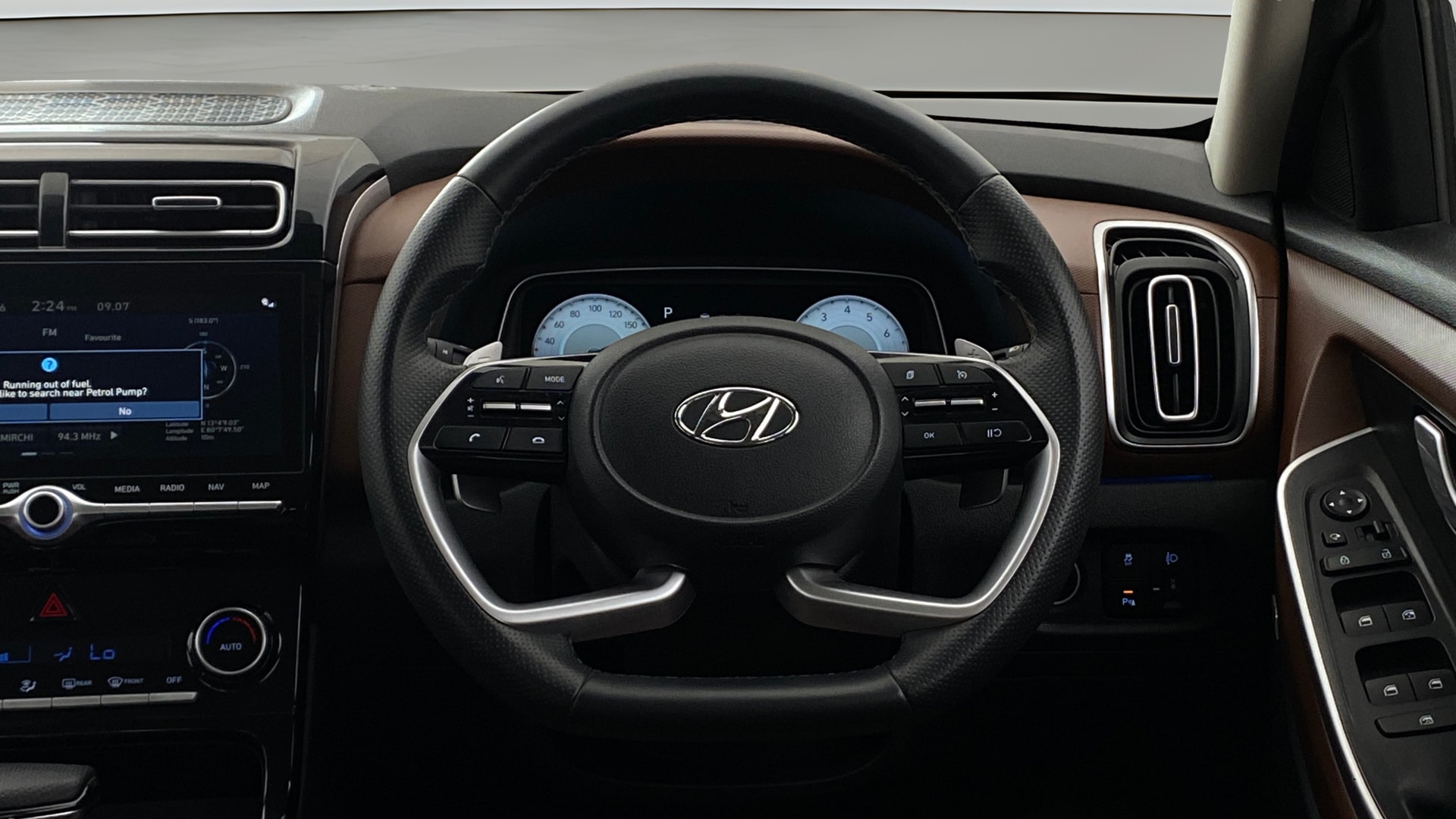 View 2021 Hyundai Alcazar Prestige 6 Seater MT Petrol Image 14 Used 2021 Hyundai Alcazar Prestige 6 Seater MT Petrol Image 14