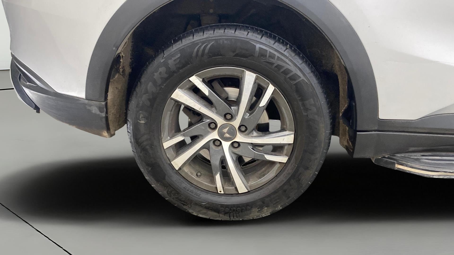 View 2023 Mahindra XUV700 MX Petrol 5 STR Image 24 Used 2023 Mahindra XUV700 MX Petrol 5 STR Image 24
