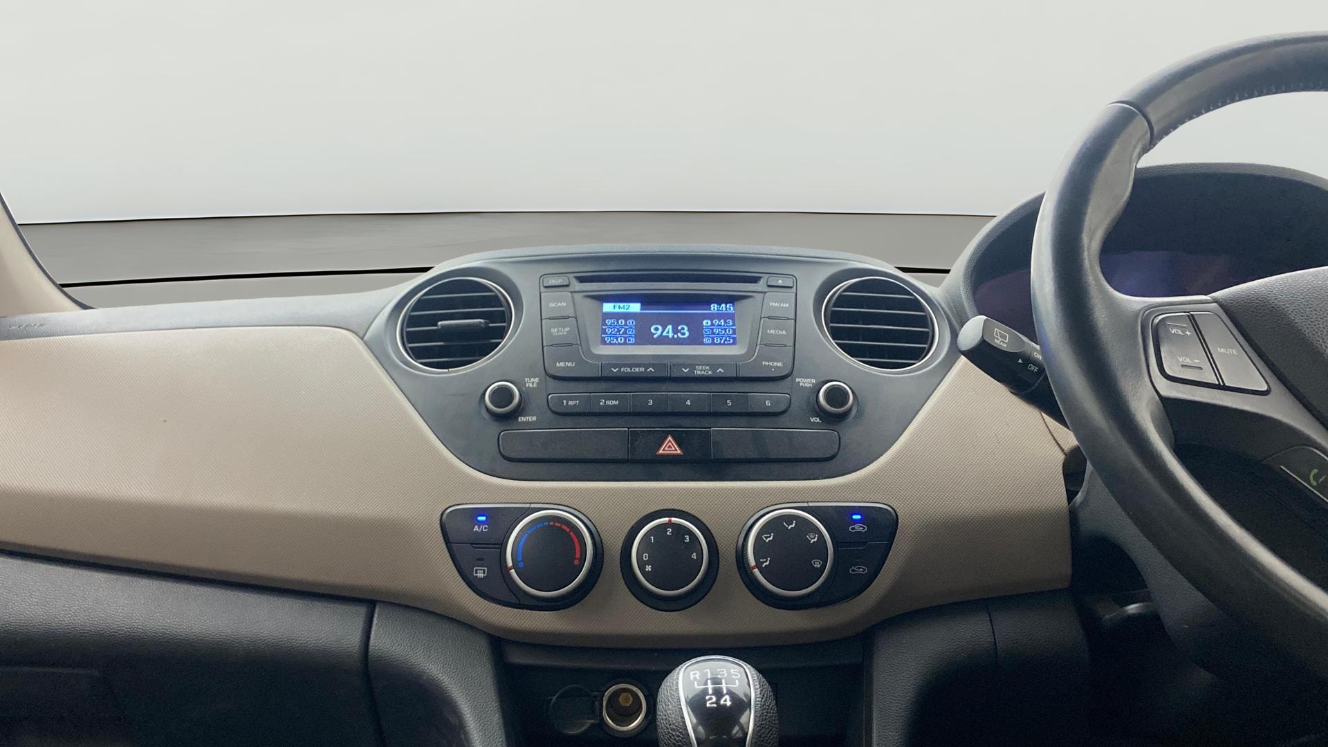View 2016 Hyundai Grand i10 1.1 Asta Diesel Image 17 Used 2016 Hyundai Grand i10 1.1 Asta Diesel Image 17