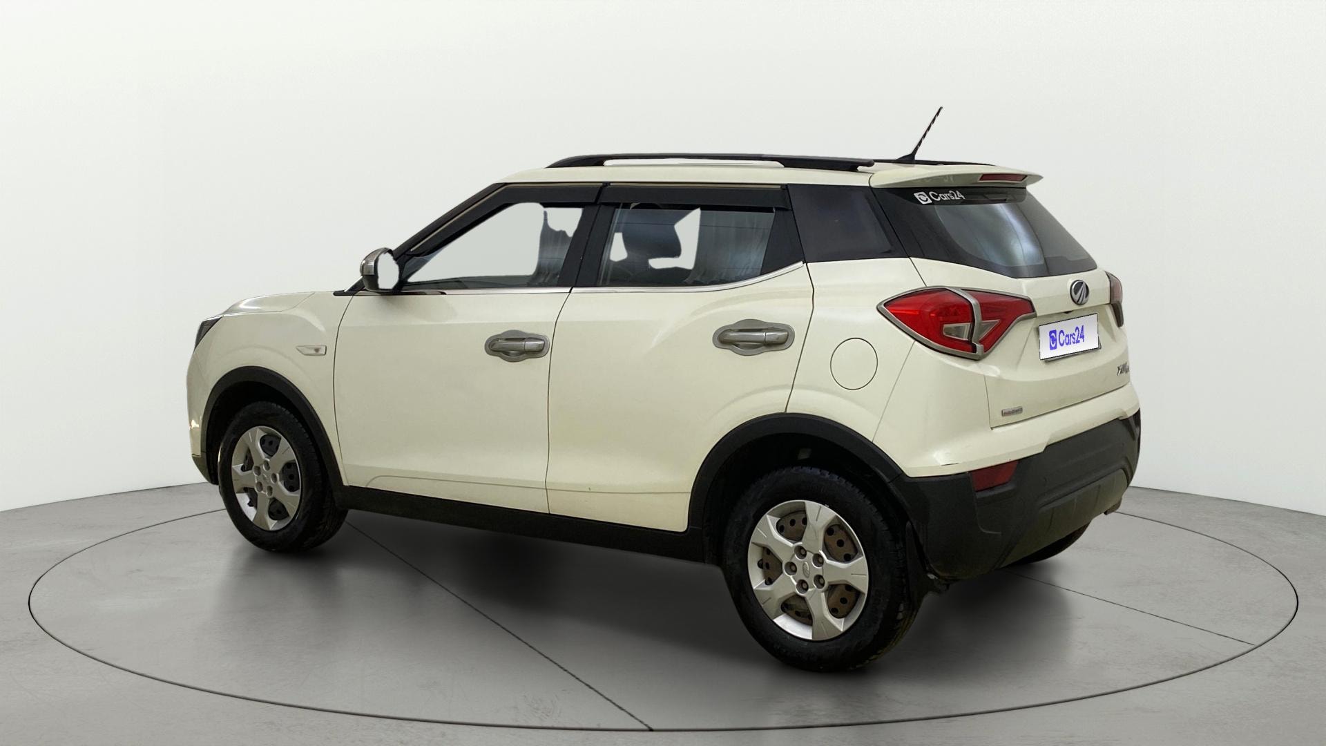 View 2022 Mahindra XUV300 W4 Petrol BS IV Image 2 Used 2022 Mahindra XUV300 W4 Petrol BS IV Image 2