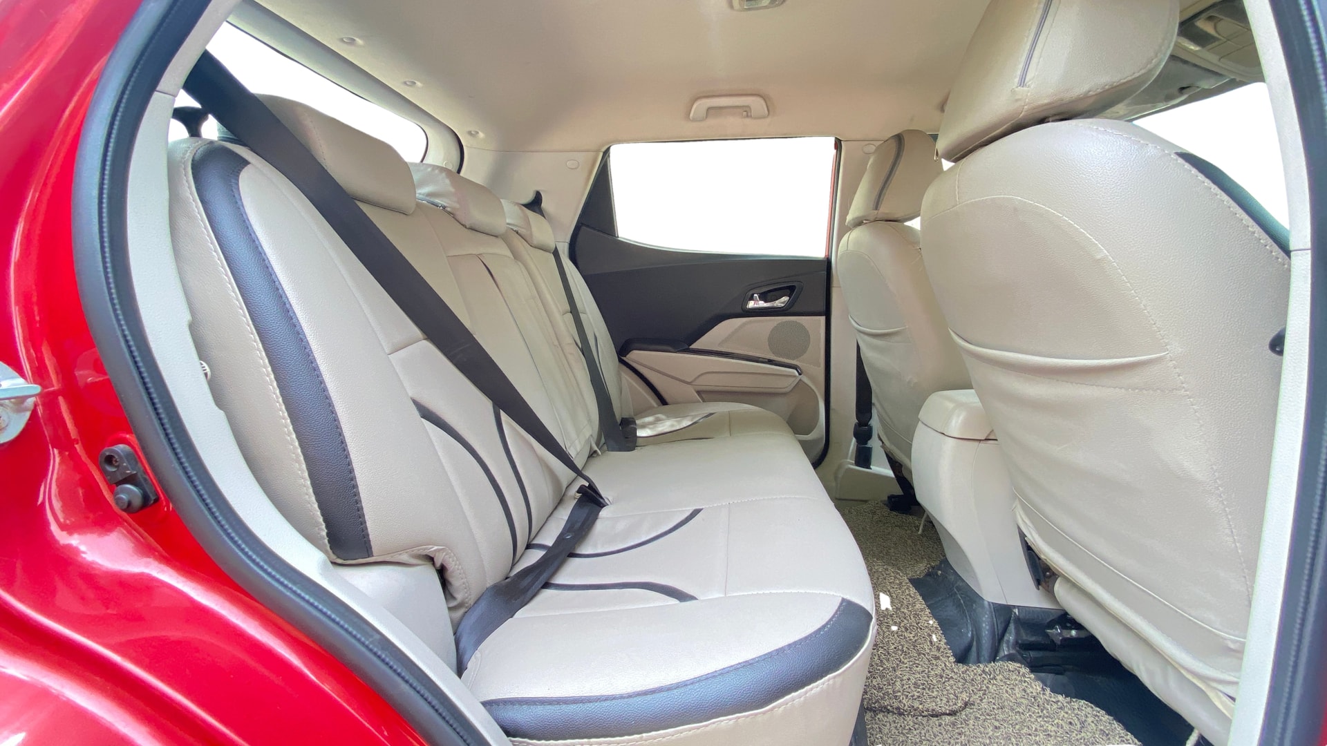 View 2019 Mahindra XUV300 W4 Petrol BS IV Image 36 Used 2019 Mahindra XUV300 W4 Petrol BS IV Image 36