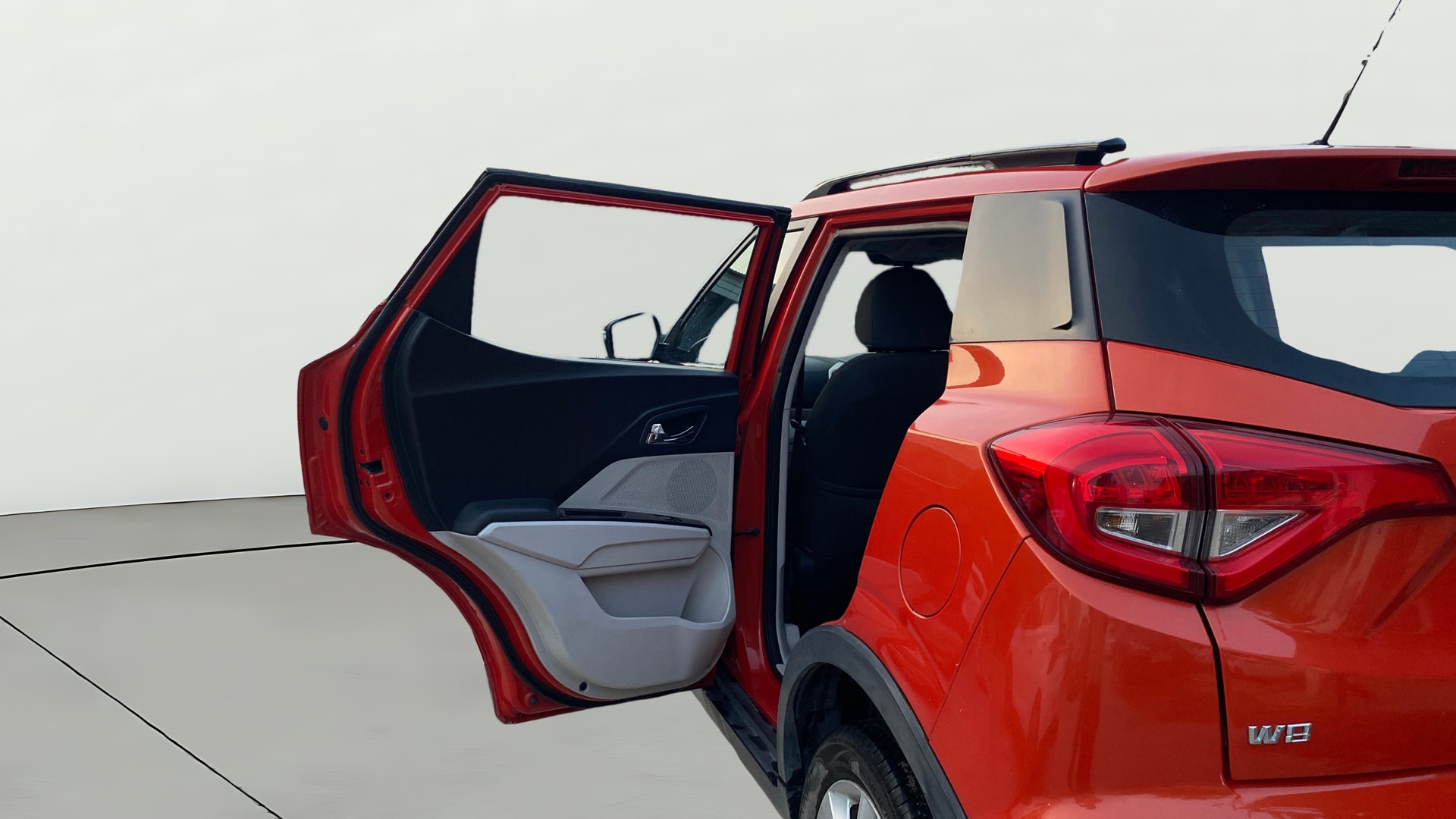 View 2019 Mahindra XUV300 W4 Petrol BS IV Image 23 Used 2019 Mahindra XUV300 W4 Petrol BS IV Image 23