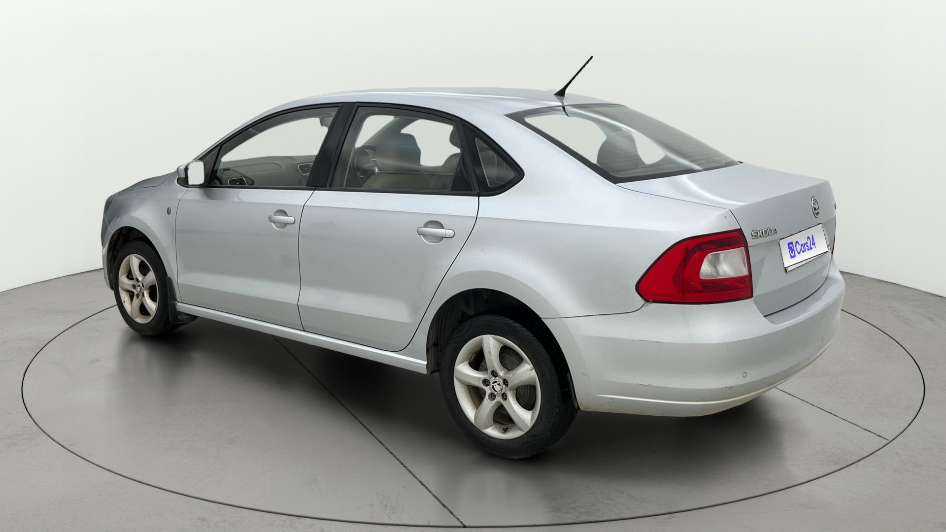 View 2014 Skoda Rapid 1.6 MPI Ambition Petrol BS IV Image 2 Used 2014 Skoda Rapid 1.6 MPI Ambition Petrol BS IV Image 2
