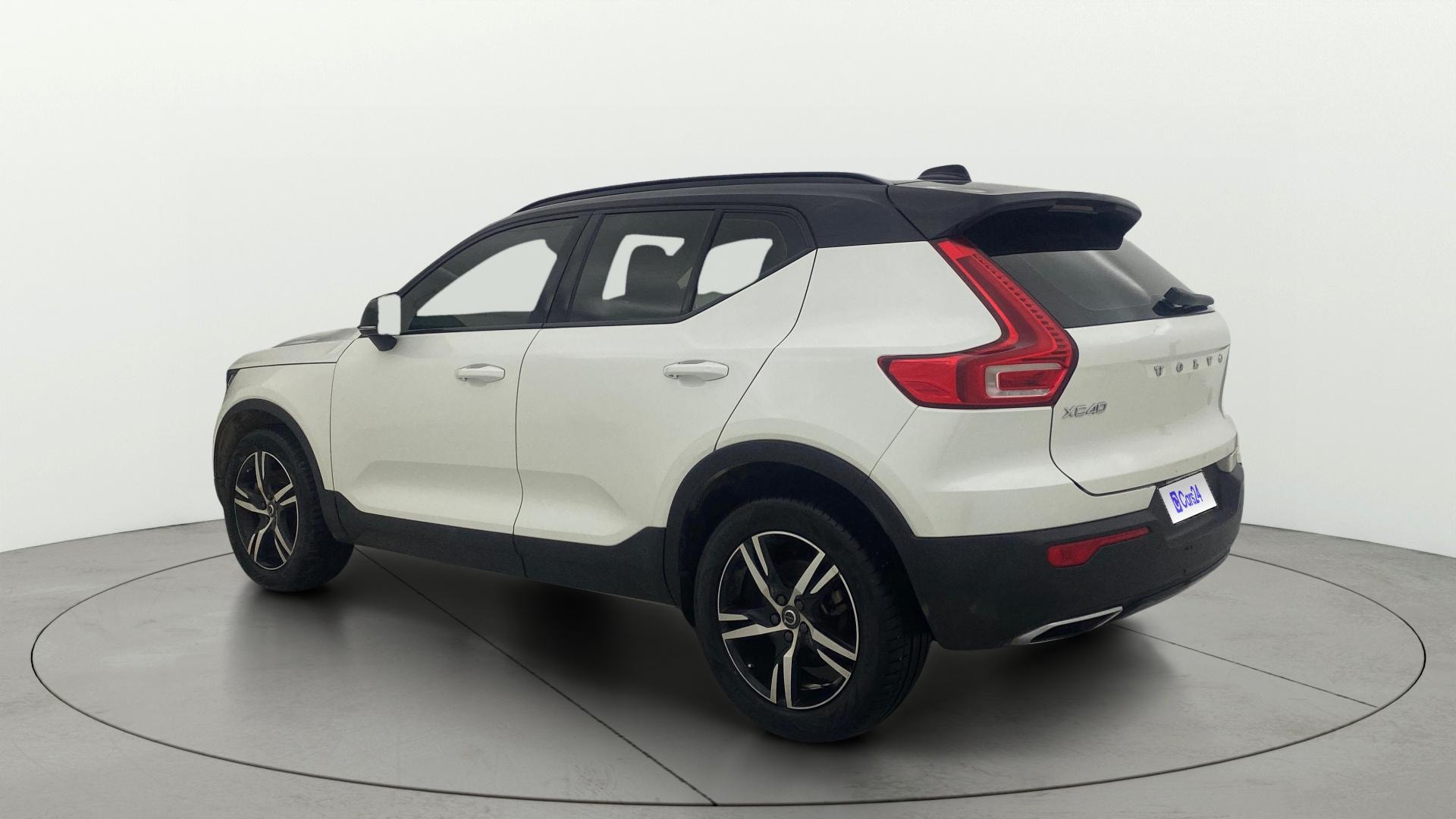 View 2020 Volvo XC40 D4 R-Design Image 2 Used 2020 Volvo XC40 D4 R-Design Image 2