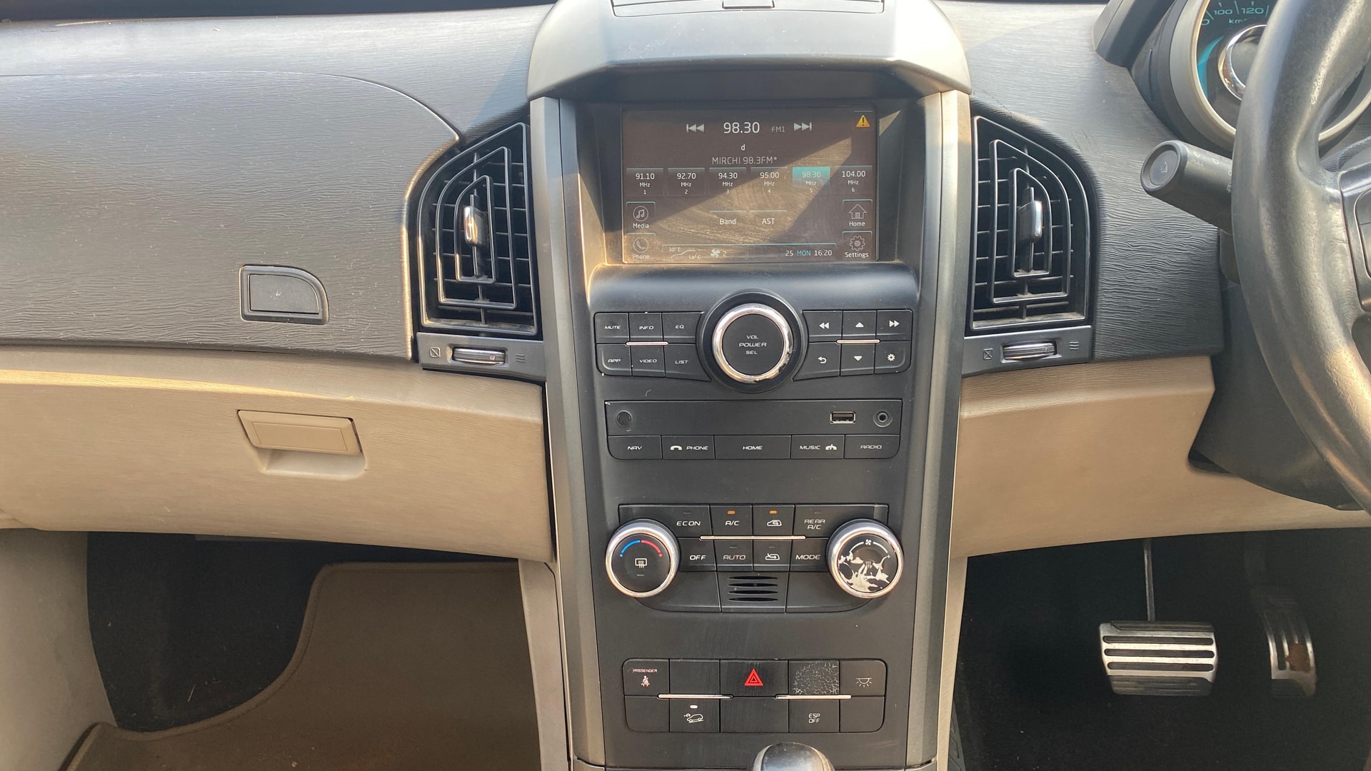 View 2017 Mahindra XUV500 W10 1.99-Litre AT Image 33 Used 2017 Mahindra XUV500 W10 1.99-Litre AT Image 33