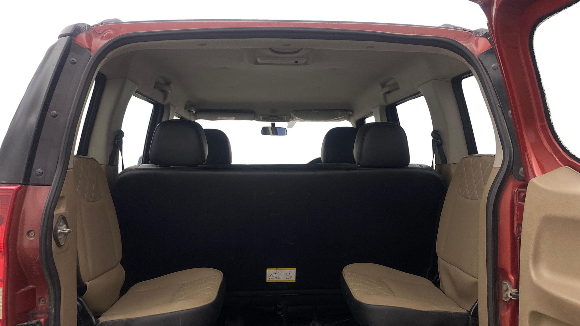 View 2019 Mahindra TUV300 T10 100HP Dual Tone Image 13 Used 2019 Mahindra TUV300 T10 100HP Dual Tone Image 13