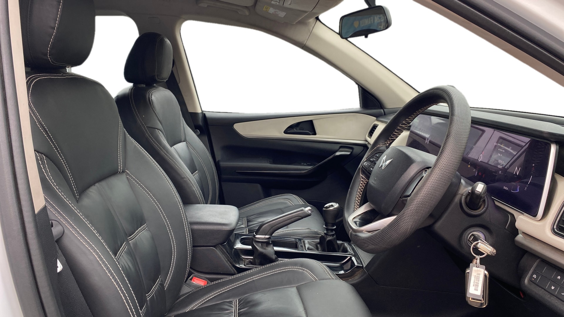 View 2022 Mahindra XUV700 MX Petrol 5 STR Image 27 Used 2022 Mahindra XUV700 MX Petrol 5 STR Image 27
