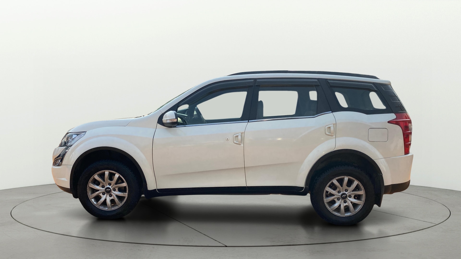 View 2017 Mahindra XUV500 W10 1.99-Litre AT Image 27 Used 2017 Mahindra XUV500 W10 1.99-Litre AT Image 27