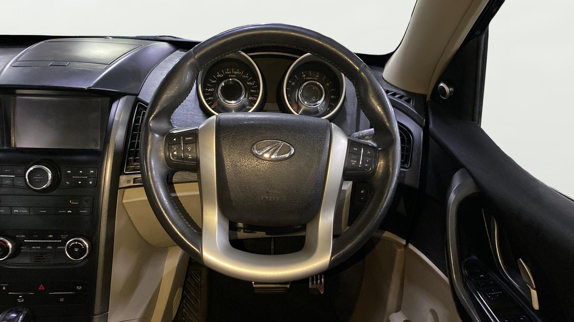View 2017 Mahindra XUV500 W9 AT Image 14 Used 2017 Mahindra XUV500 W9 AT Image 14