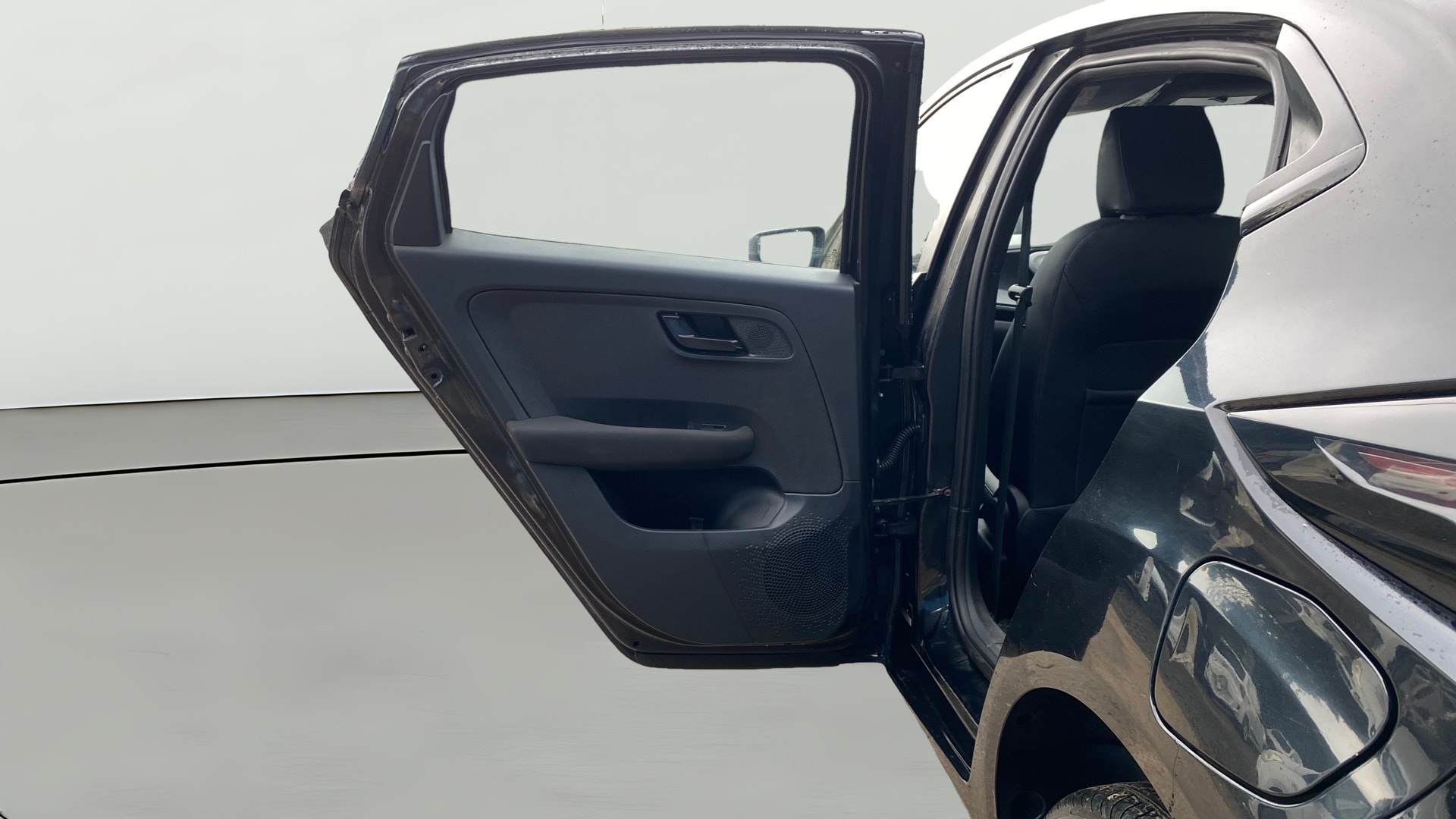 View 2022 Tata Altroz XZ Plus Dark Diesel Image 15 Used 2022 Tata Altroz XZ Plus Dark Diesel Image 15