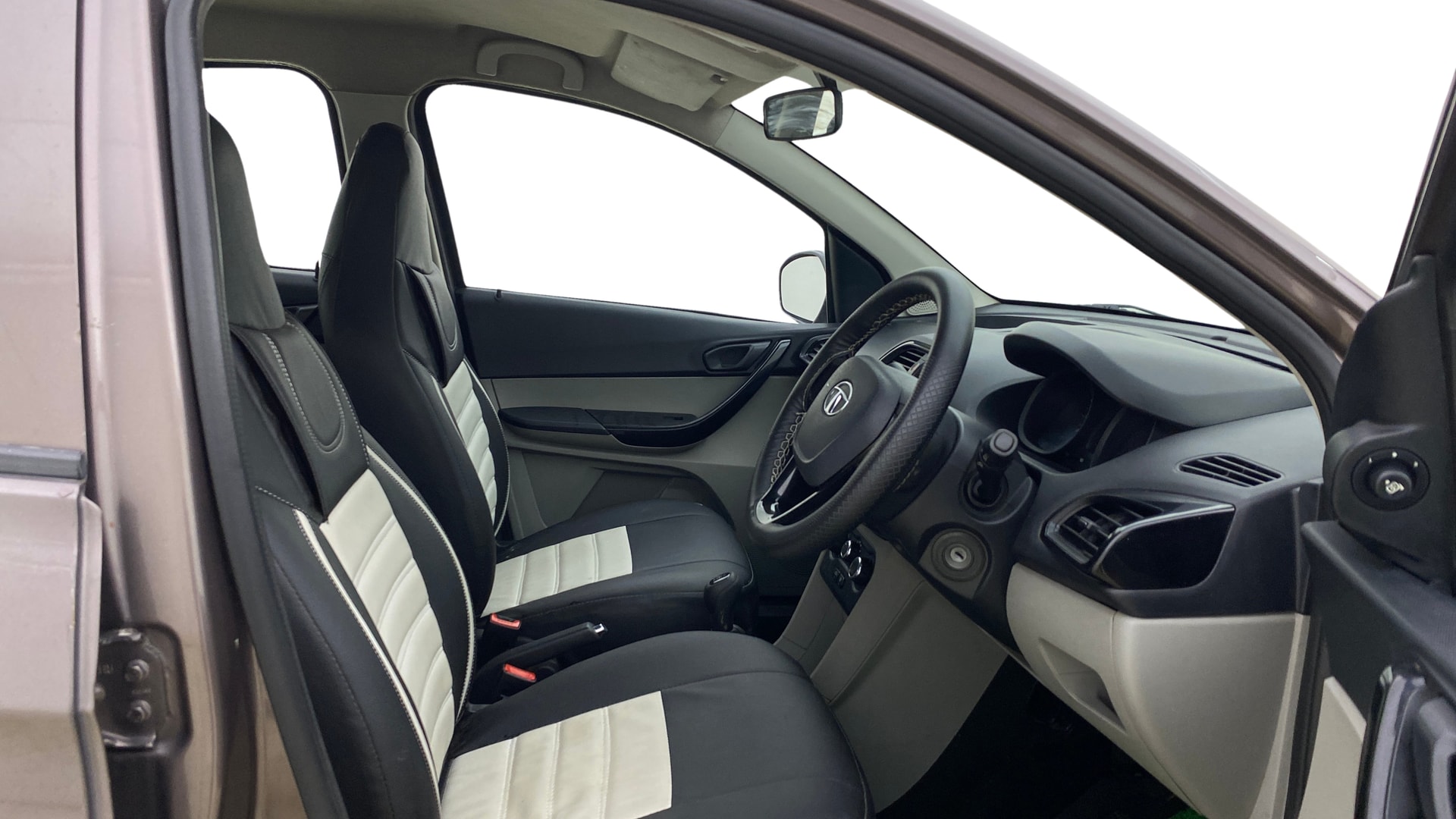View 2018 Tata Tiago Revotorq XB Image 25 Used 2018 Tata Tiago Revotorq XB Image 25