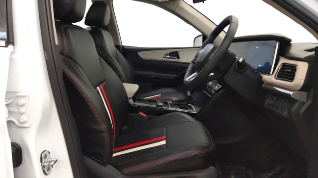 View Mahindra XUV700 Image 19 Used Mahindra XUV700 Image 19