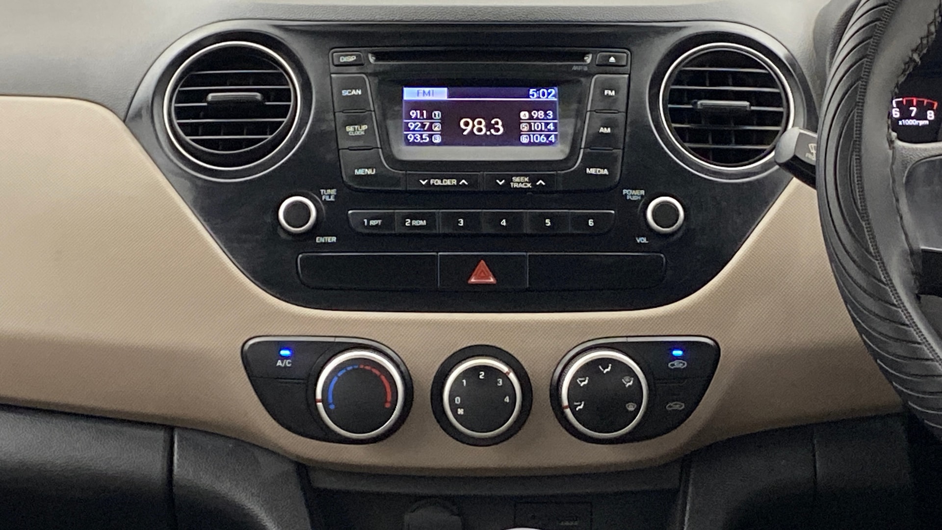 View 2014 Hyundai Grand i10 Sportz 1.2 Kappa Image 17 Used 2014 Hyundai Grand i10 Sportz 1.2 Kappa Image 17