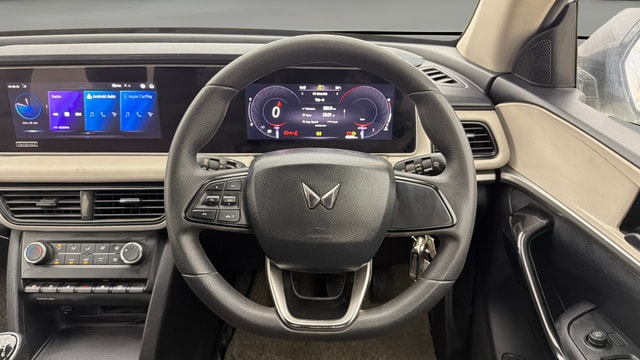 View Mahindra XUV700 Image 21 Used Mahindra XUV700 Image 21