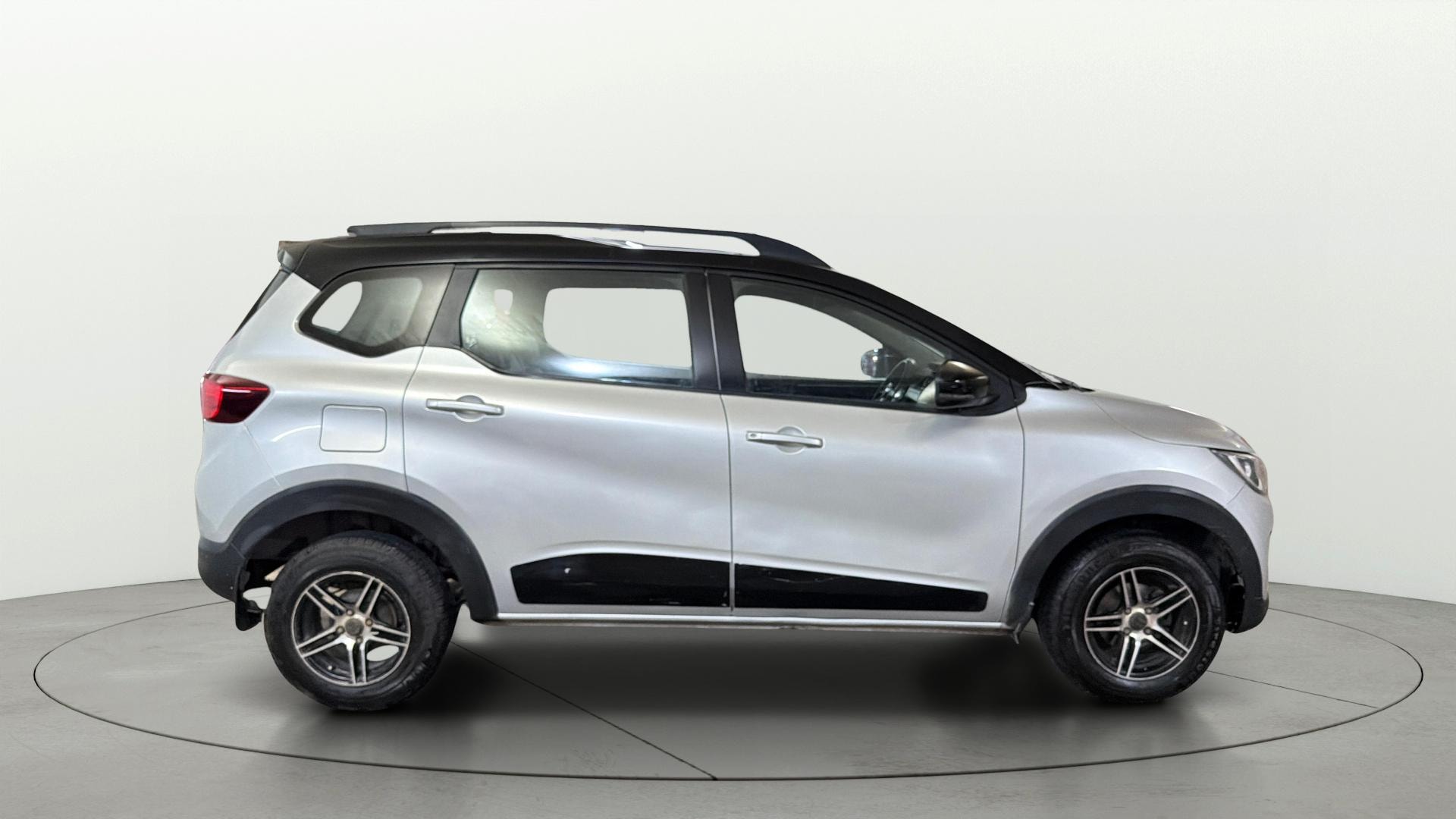 View 2022 Renault Triber RXT Image 8 Used 2022 Renault Triber RXT Image 8