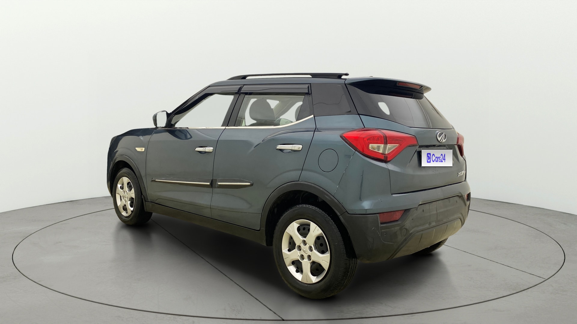 View 2022 Mahindra XUV300 W4 Petrol BS IV Image 2 Used 2022 Mahindra XUV300 W4 Petrol BS IV Image 2