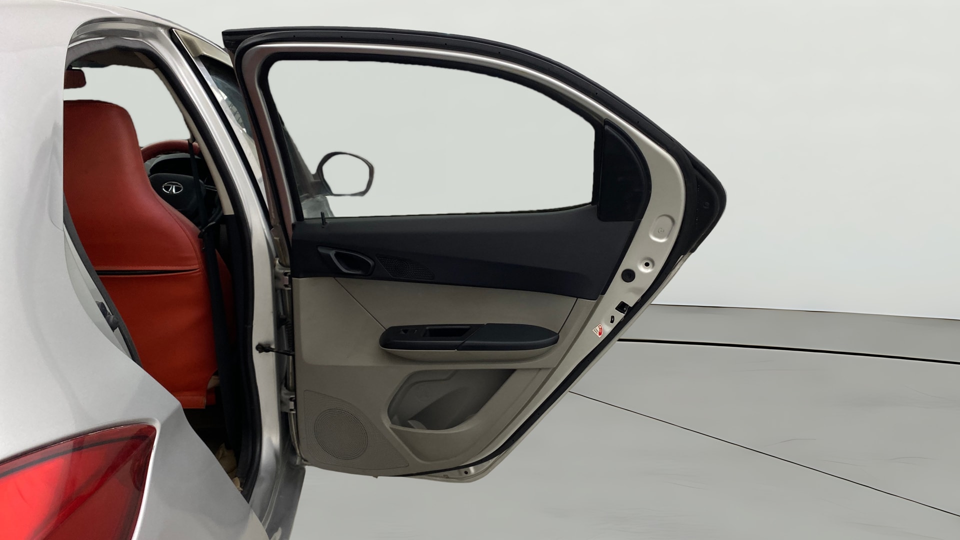 View 2019 Tata Tiago Revotorq XB Image 7 Used 2019 Tata Tiago Revotorq XB Image 7