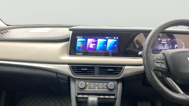 View Mahindra XUV700 Image 18 Used Mahindra XUV700 Image 18