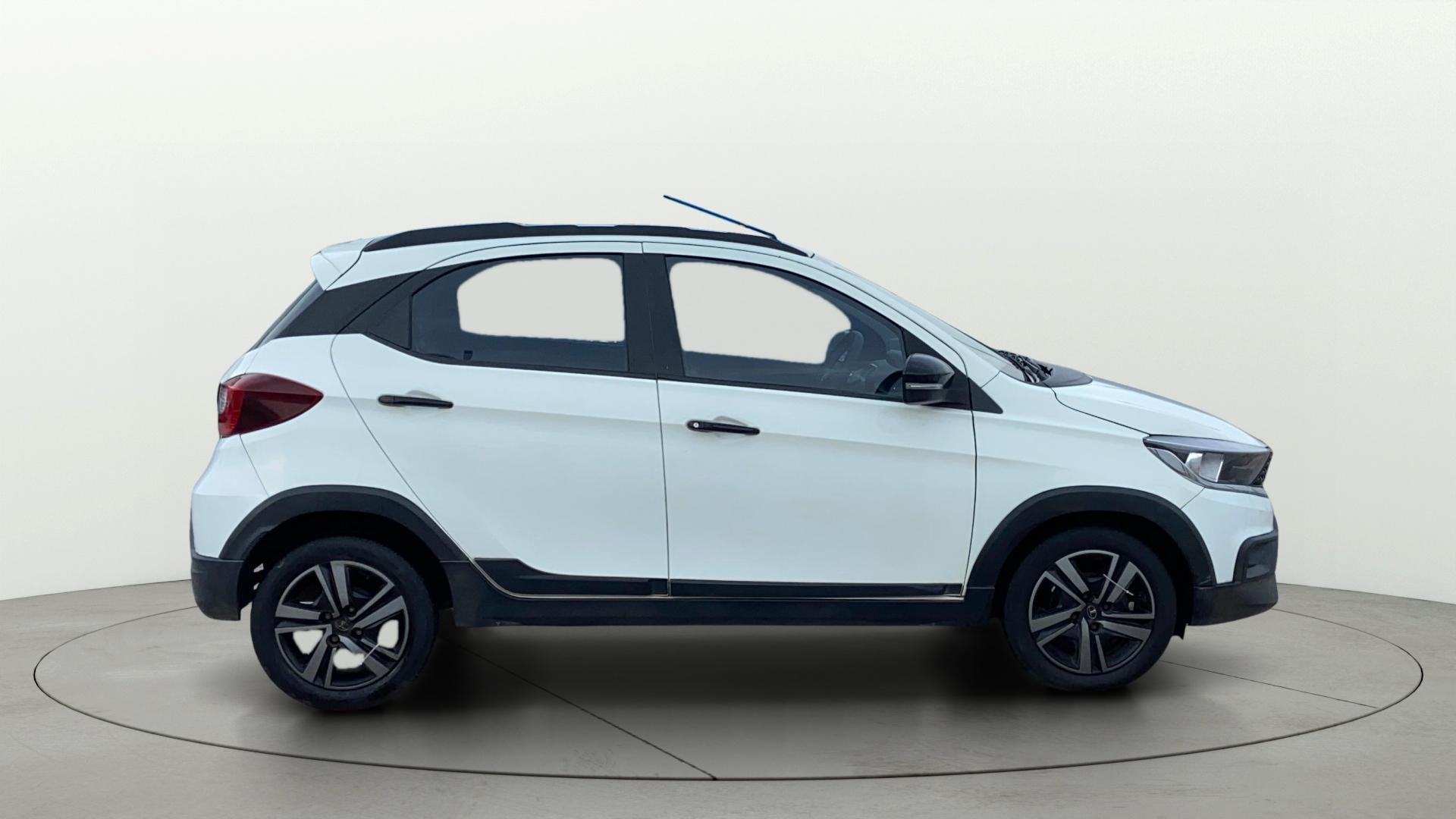 View 2022 Tata Tiago NRG XZ Revotron AMT Image 8 Used 2022 Tata Tiago NRG XZ Revotron AMT Image 8