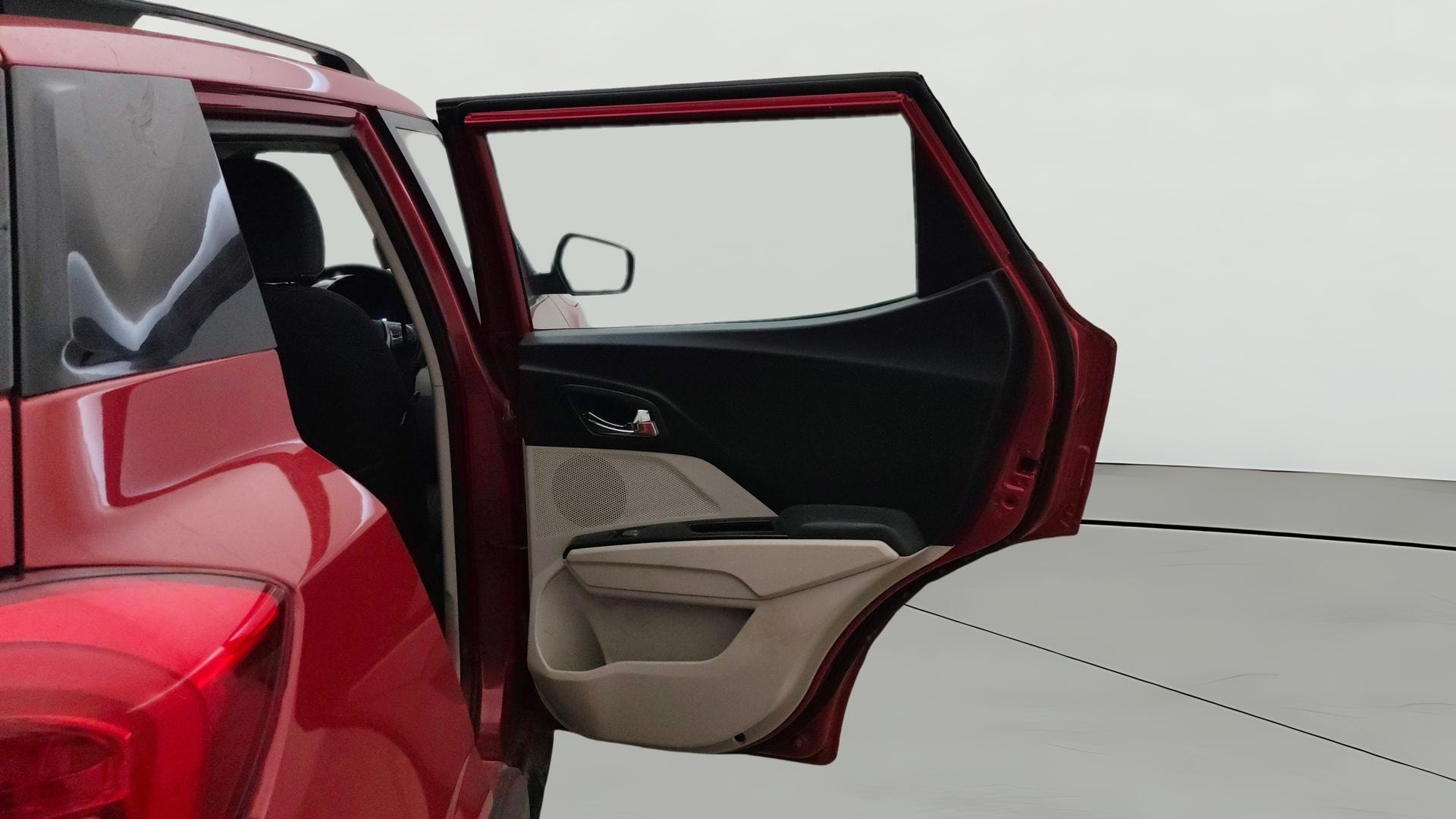 View 2019 Mahindra XUV300 W4 Petrol BS IV Image 6 Used 2019 Mahindra XUV300 W4 Petrol BS IV Image 6