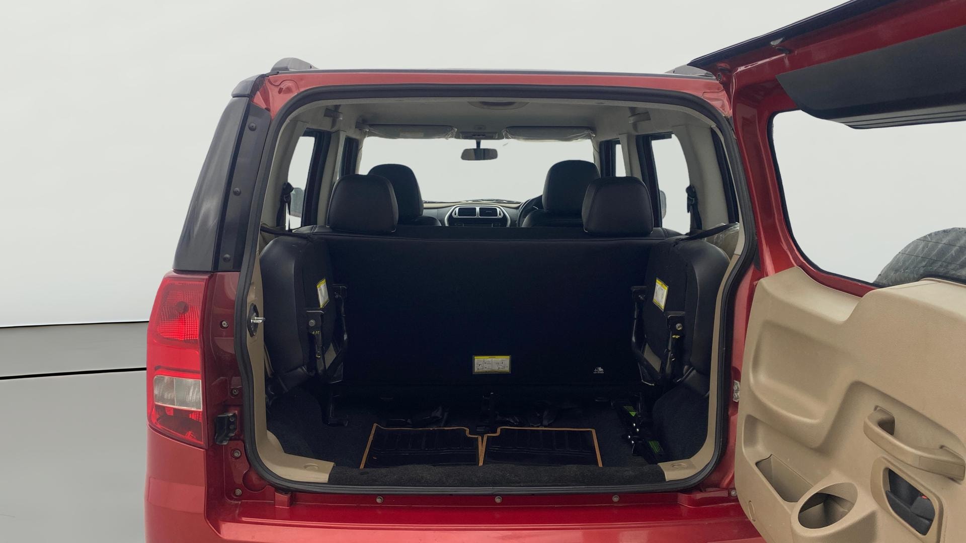 View 2018 Mahindra TUV300 T10 100HP Image 36 Used 2018 Mahindra TUV300 T10 100HP Image 36