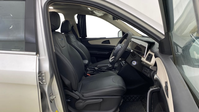 View Mahindra XUV700 Image 26 Used Mahindra XUV700 Image 26
