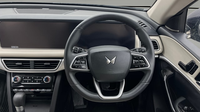 View Mahindra XUV700 Image 14 Used Mahindra XUV700 Image 14