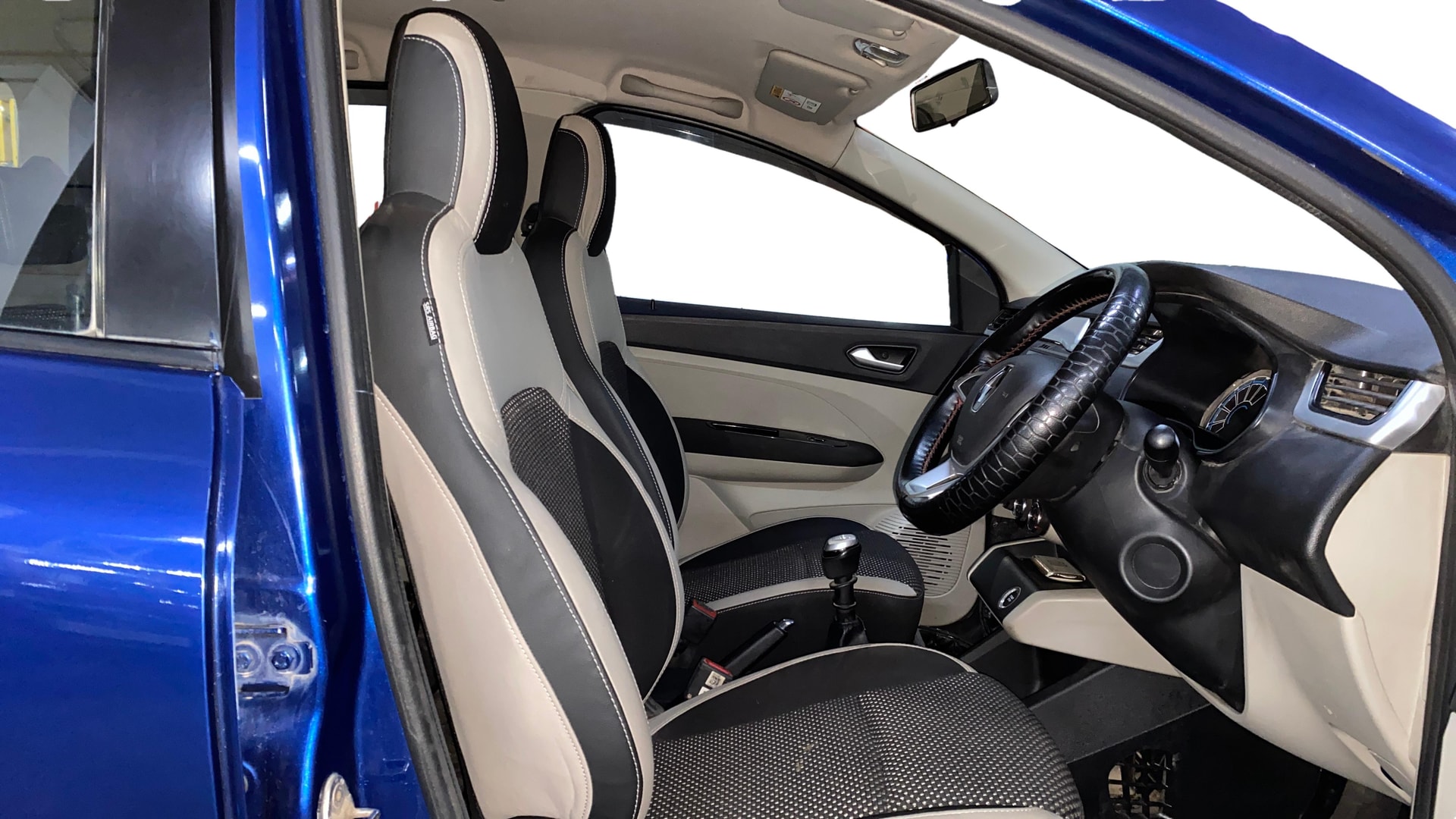 View 2020 Renault Triber RXZ Image 17 Used 2020 Renault Triber RXZ Image 17