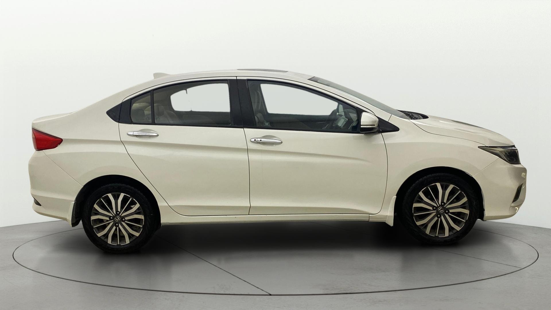 View 2017 Honda City ZX MT Diesel Anniversary Edition Image 9 Used 2017 Honda City ZX MT Diesel Anniversary Edition Image 9