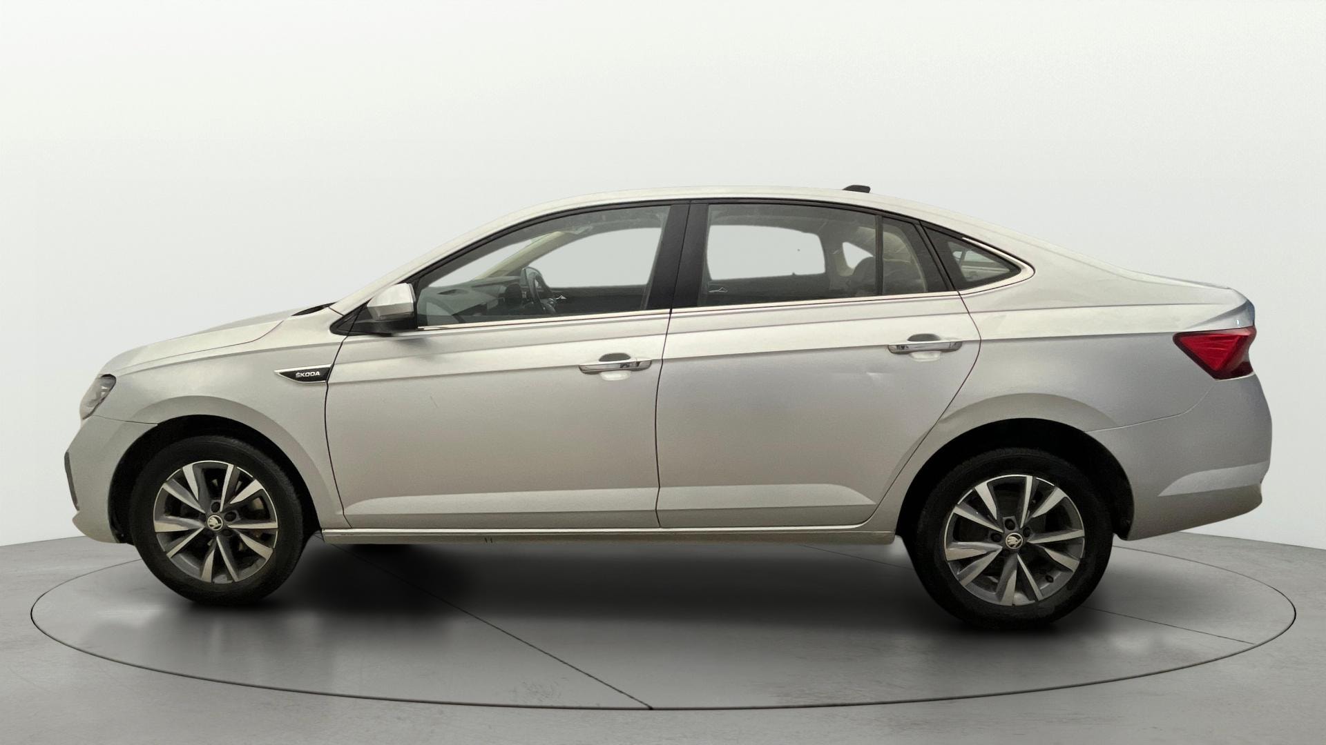 View 2022 Skoda Slavia Style 1.0 TSI MT Image 6 Used 2022 Skoda Slavia Style 1.0 TSI MT Image 6