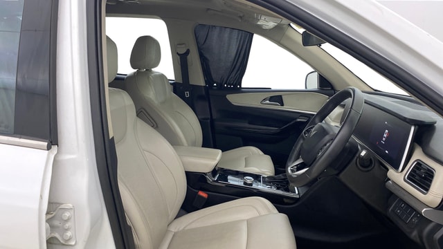 View Mahindra XUV700 Image 19 Used Mahindra XUV700 Image 19