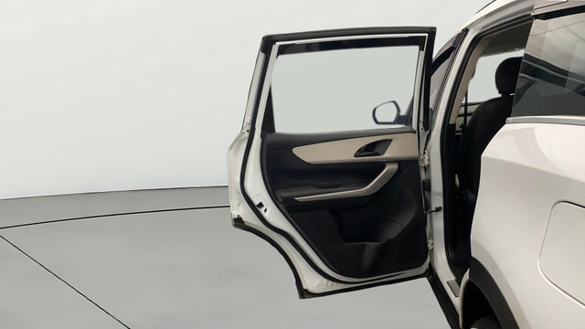 View Mahindra XUV700 Image 22 Used Mahindra XUV700 Image 22